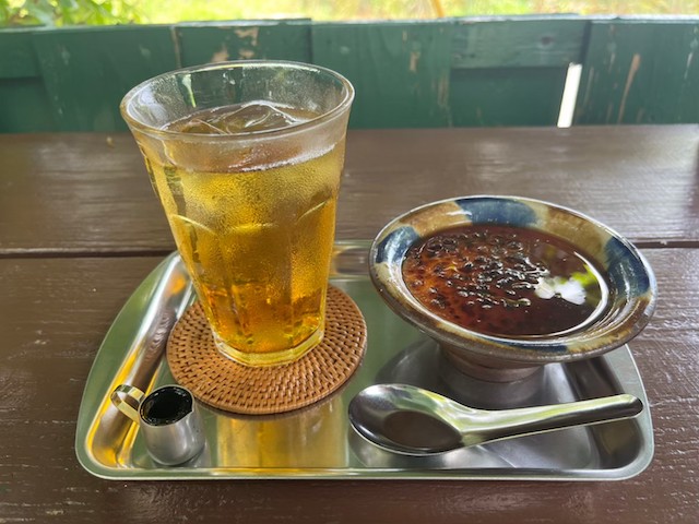波照間島のカフェみんぴかの杏仁豆腐とさんぴん茶のセット