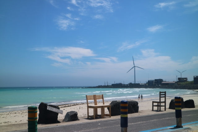 チェジュ島の海と風車