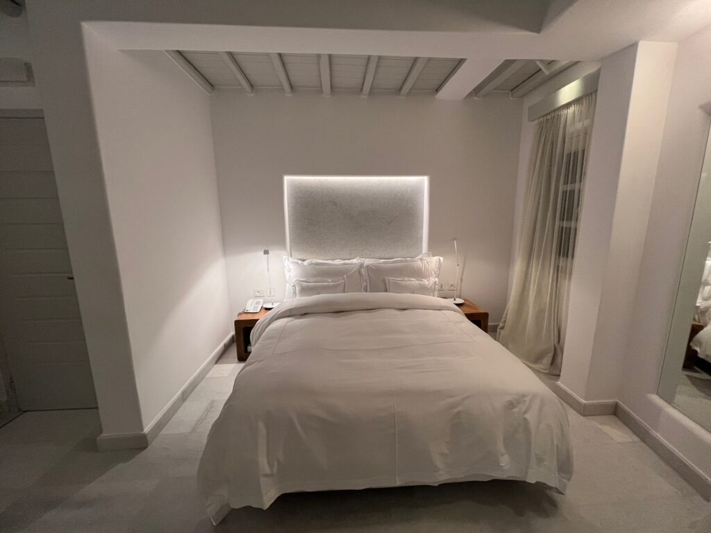 ミコノス島ベルヴェデーレホテルのベッド