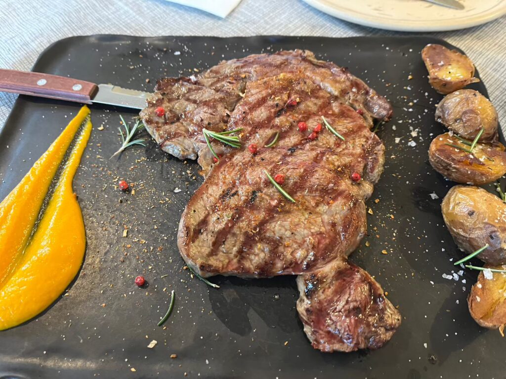 サントリーニ島のおすすめレストラン、ロカのステーキ