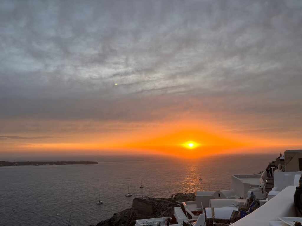 サントリーニ島のおすすめレストラン、Fanari Villasから見える夕日