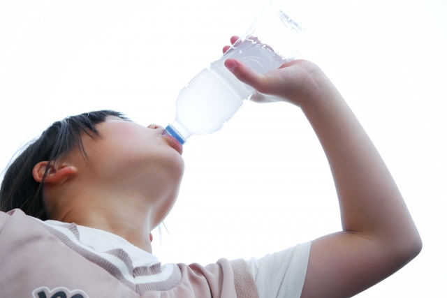 子供が水分補給をしている様子