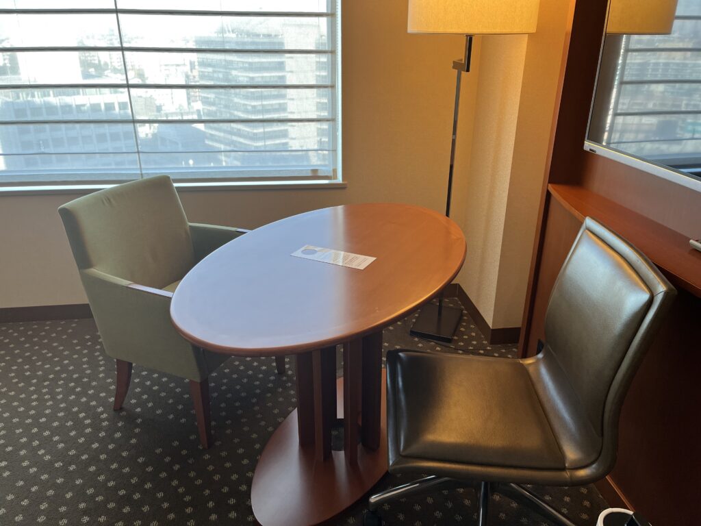 横浜ベイシェラトン客室内のテーブルといす