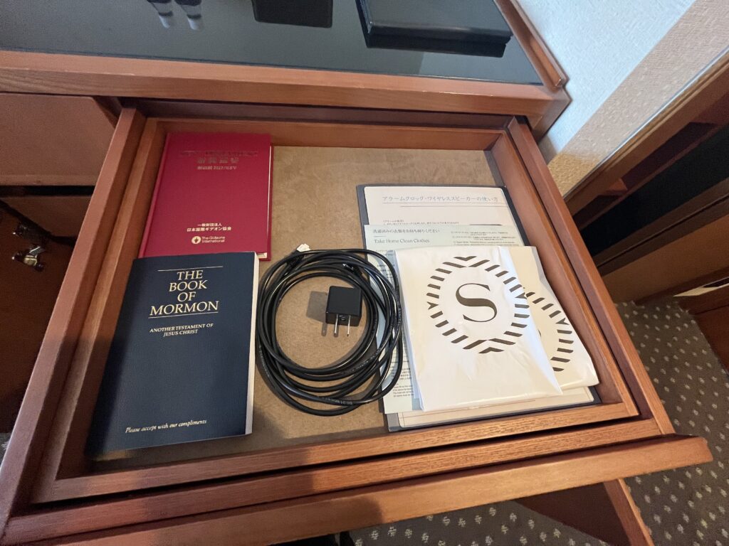 横浜ベイシェラトン客室の聖書