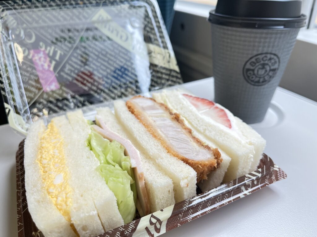 東京駅で買ったメルヘンのサンドイッチ
