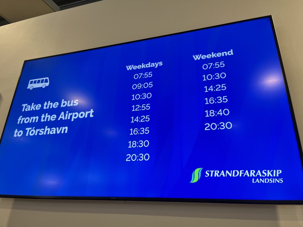 フェロー諸島のヴォーアル空港からトースハウンまでのバスの時刻表