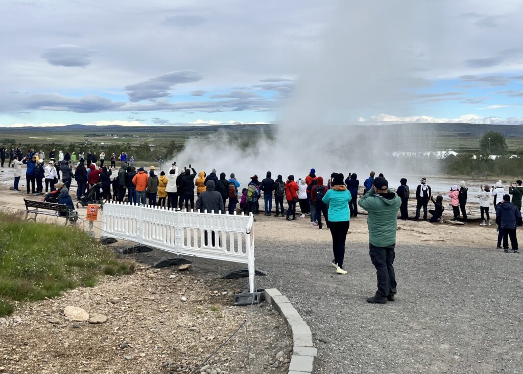 アイスランドゲイシール間欠泉の風景