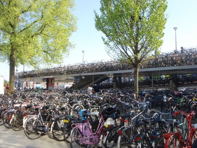 オランダの駅に停まっている自転車