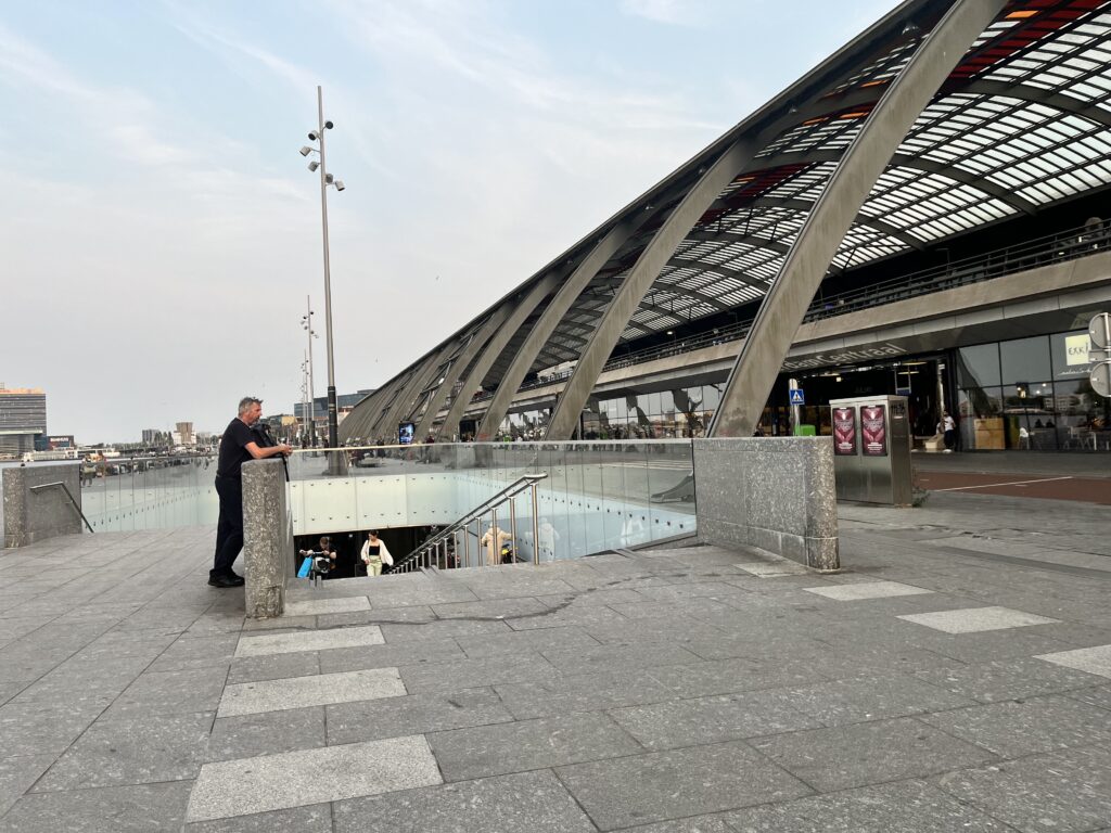 アムステルダム中央駅の地下駐輪場入り口