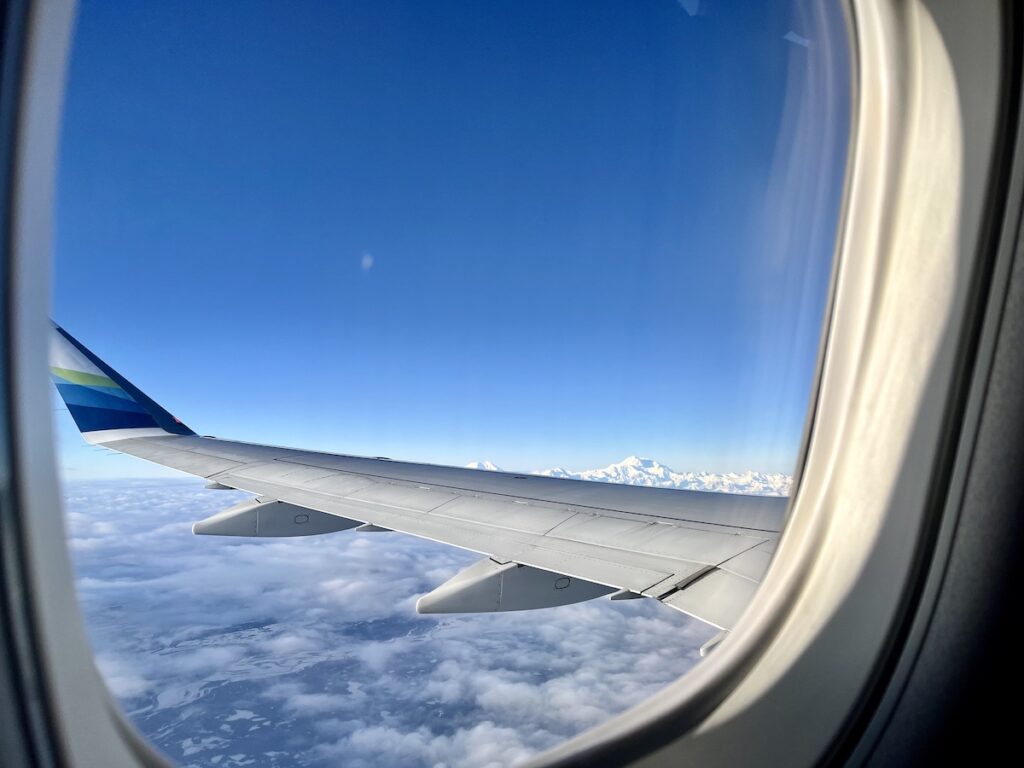 飛行機の窓から見えるアラスカの風景