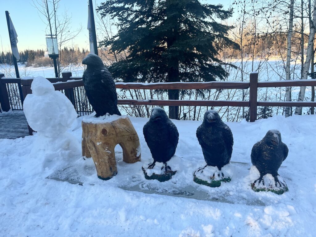 パイクスウォーターフロントの屋外にあるカラス像