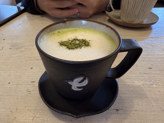 橙cafe+ yonaguniの長命草抹茶ラテ